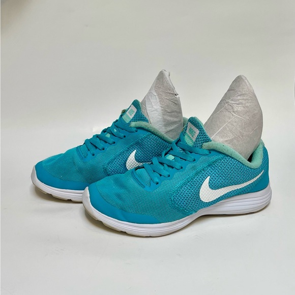 Aqua Blue Nike Revolutions washable sneakers. Size 5 - Picture 2 of 3